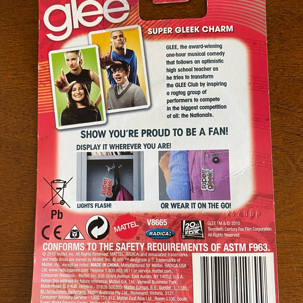TV series Glee Flasing Super Gleek charm.  Ages 12+.  From 2010 TV Series Glee. - Picture 10 of 12